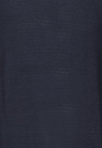 Mørk marineblåt strikket stof med et tekstureret, ribbet mønster og subtile horisontale linjer.