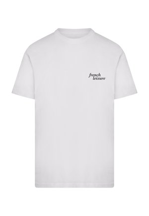 Weißes Kurzarm-T-Shirt mit Rundhalsausschnitt und kleinem schwarzem Text "french leisure" auf der linken Brust, einfarbiger Hintergrund.
