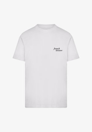 Weißes Kurzarm-T-Shirt mit Rundhalsausschnitt und kleinem schwarzem Text "french leisure" auf der linken Brust, einfarbiger Hintergrund.