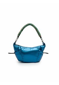 Sac à main rembourré bleu avec une forme incurvée, doté d'une anse tressée multicolore et de poches latérales pour plus de fonctionnalité.