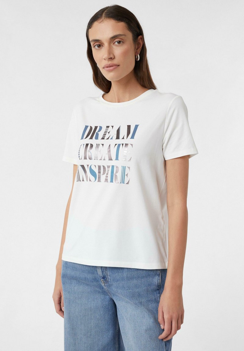Weißes Baumwoll-T-Shirt mit dem bedruckten Text "DREAM CREATE INSPIRE" in verschiedenen Blautönen. Kurze Ärmel und runder Halsausschnitt. Lässige Passform.