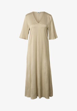 Vestido beige de longitud media con mangas hasta el codo y escote en V, confeccionado con una tela suave y ligeramente brillante, con etiqueta Drykorn.