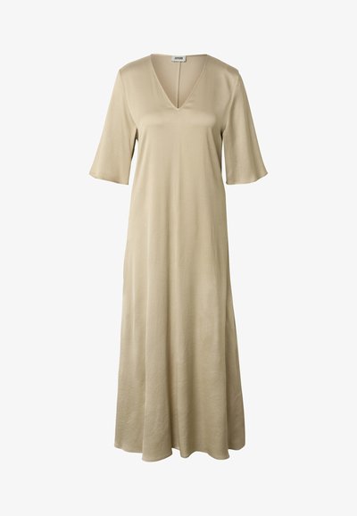 Robe beige mi-longue à manches mi-longues et col en V, en tissu lisse légèrement brillant, de la marque Drykorn.