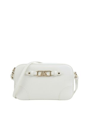 Borsa a tracolla rettangolare bianca con tracolla regolabile, dettagli di cuciture e logo metallico dorato "AX" sul davanti.
