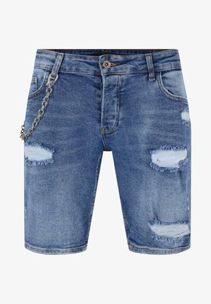 Farkkushortsit vaaleansinisessä pesussa, joissa on kulutettuja yksityiskohtia ja revittyä kangasta. Etulangassa on hopeinen ketjuhyväksyntä.