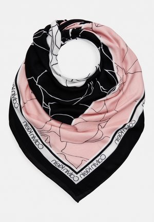 Foulard triangulaire Calvin Klein rose, noir et blanc, orné de motifs abstraits en lignes et disposé autour d’un support circulaire blanc.