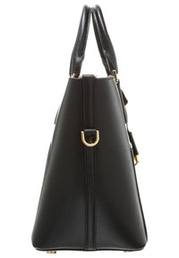 Sac à main en cuir noir présentant un design structuré, une forme effilée, des accents en matériel doré, et deux poignées supérieures avec une texture grainée.
