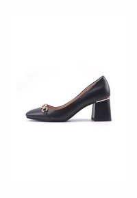 Décolleté in pelle nera con punta affusolata, tacco largo e dettaglio in oro sulla punta. Texture liscia e design elegante per abbigliamento formale.
