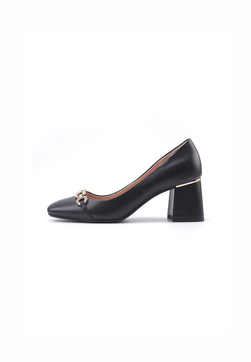 Décolleté in pelle nera con punta affusolata, tacco largo e dettaglio in oro sulla punta. Texture liscia e design elegante per abbigliamento formale.