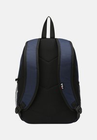 Zaino blu navy e nero con spallacci imbottiti, tasche laterali in rete e una maniglia superiore. Presenta un tessuto testurizzato e un motivo triangolare sul retro.
