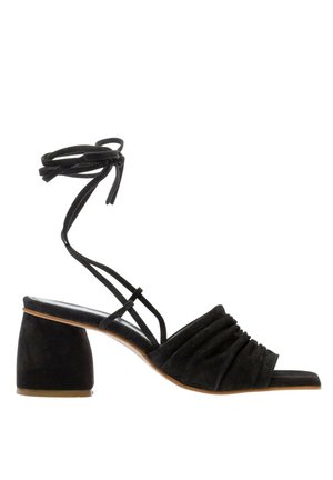 Zwarte suède hakken met een gerimpeld ontwerp, open teen en enkelbandje. De blokhak en de gladde textuur verbeteren de algehele uitstraling.