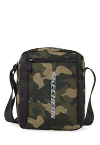 Bolso cruzado de camuflaje con un patrón en verde oscuro y beige, ribete negro y logotipo en plata "SKECHERS". Cuenta con un bolsillo frontal con cremallera.