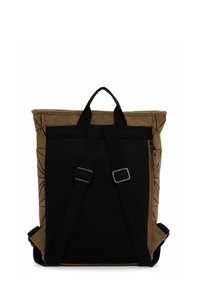 Mochila marrón con correas acolchadas ajustables para los hombros en negro y un asa superior para llevar, vista desde atrás sobre un fondo blanco.