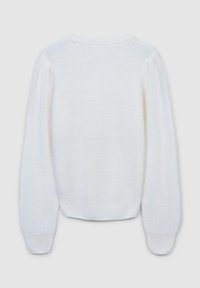 Biały sweter z długim rękawem, wykonany na drutach, z okrągłym dekoltem, ściągaczami na końcach rękawów i w pasie, pokazany od tyłu na jednolitym tle.