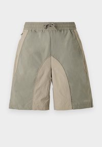 Shorts i olivgrönt och ljusbeige, med resår midja, dragsko och vinklad designpanel. Tyget verkar lätt.