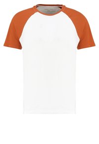 Kurzärmeliges T-Shirt mit einem weißen Körper und orangen Raglanärmeln, aus Baumwolle, mit rundem Ausschnitt und glatter Textur.
