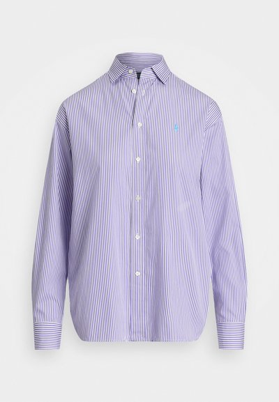 Camisa de manga longa listrada em roxo e branco, com botão à frente, tecido suave, colarinho pontiagudo, apresentando um pequeno logótipo azul no peito.