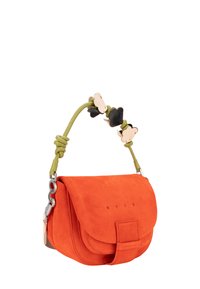 Bolso bandolera de ante naranja con cierre de solapa, que cuenta con una correa texturizada verde adornada con acentos de colores variados. La marca está grabada en el frente.