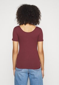 Pieces PCKITTE - T-shirt básica - red mahogany