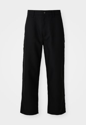 Pantalons droits noirs avec passants de ceinture, bouton frontal et fermeture éclair sur fond clair uni.