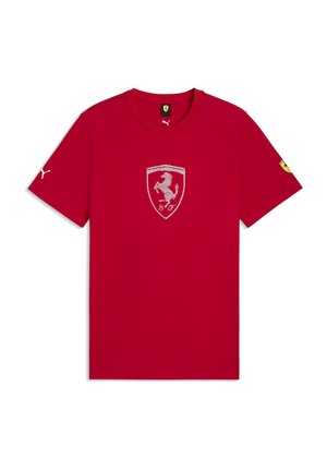 T-shirt rossa a maniche corte con scollo tondo, logo bianco Puma sulla manica destra, logo scudetto Ferrari al centro e patch gialla Ferrari sulla manica sinistra.