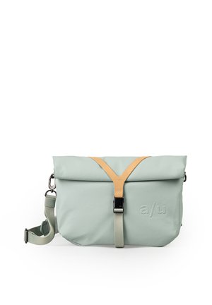 Borsa a tracolla verde chiaro con chiusura a risvolto, tracolla beige a forma di Y e fibbia nera, logo "a/u" in rilievo sul lato anteriore.