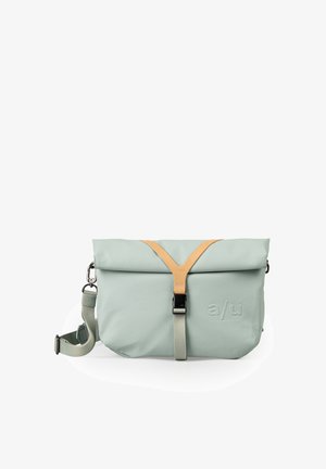 Lichtgroene schoudertas met roll-top, beige Y-vormige riem en zwarte gesp, met het reliëflogo "a/u" aan de voorkant.