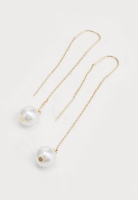 Gouden oorbellen met lange kettingen en grote, glanzende witte parels aan de uiteinden. De parels hebben een gladde textuur en een ronde vorm.