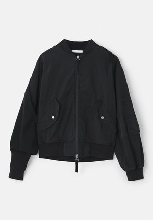 Fekete bomber dzseki, cipzárral elöl, bordás mandzsettákkal és két elülső zsebbel. Lazán illeszkedik, az ujjakon textúrázott anyag részletekkel.