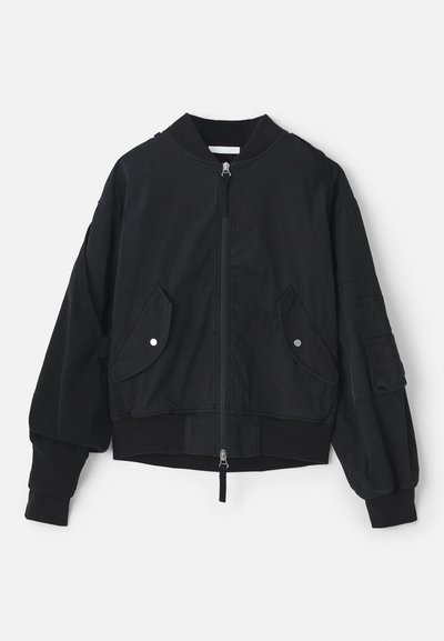 Fekete bomber dzseki, cipzárral elöl, bordás mandzsettákkal és két elülső zsebbel. Lazán illeszkedik, az ujjakon textúrázott anyag részletekkel.