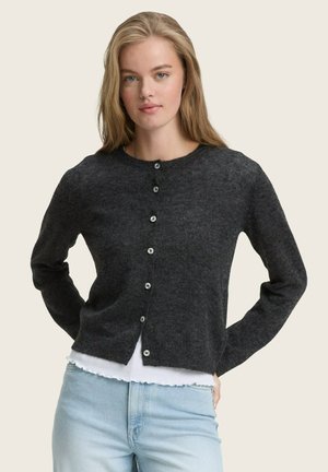 Gilet tricoté gris foncé, avec un col rond, des boutons sur le devant et des manches longues. Il présente une texture subtile et un ourlet court.