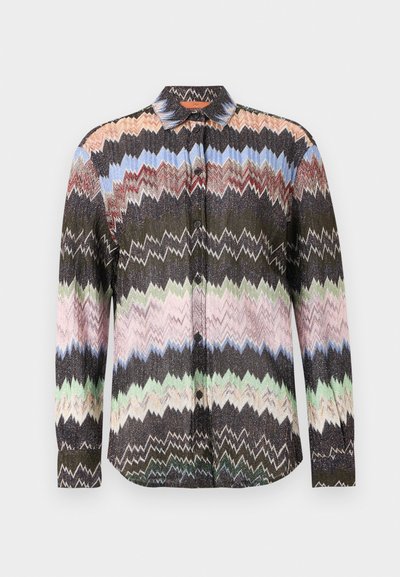 Πουκάμισο με μακριά μανίκια και ζιγκ-ζαγκ σχέδιο σε μαύρο, μπλε, ροζ, πράσινο και μπεζ, με κουμπιά στο μπροστινό μέρος και κλασικό γιακά σε λευκό φόντο.