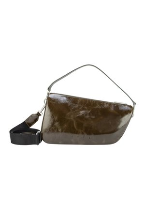 Kleine dunkelbraune Lederhandtasche mit glänzendem Finish, kurzem Tragegriff oben und breitem verstellbarem schwarzem Schulterriemen vor weißem Hintergrund.