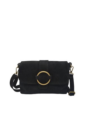Sac bandoulière en daim noir avec une sangle ajustable et une boucle circulaire dorée sur le rabat avant.