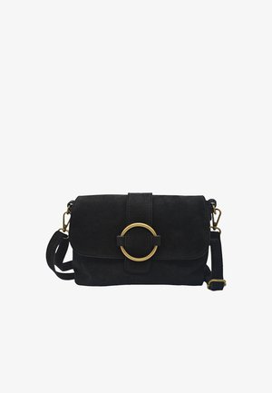 Sac bandoulière en daim noir avec une sangle ajustable et une boucle circulaire dorée sur le rabat avant.