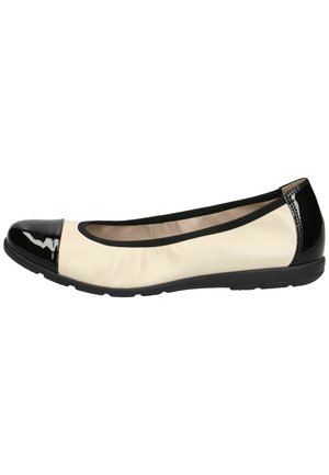 Zapato plano para mujer en beige y negro con puntera y talón redondeados de charol, ribete elástico y suela de goma, vista lateral.