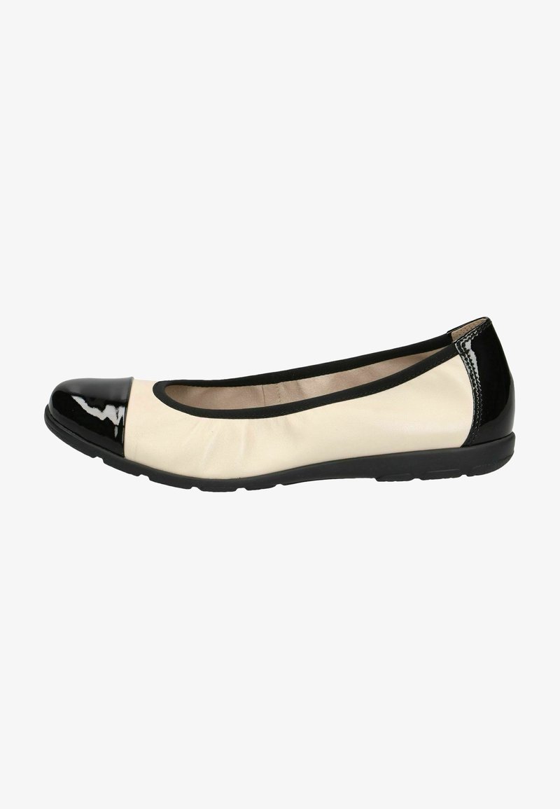 Chaussure plate pour femme beige et noire avec bout arrondi en cuir verni et talon, bordure élastique et semelle en caoutchouc, vue de côté.
