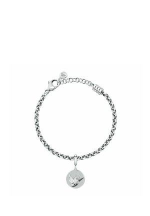 Bracciale a catena in argento con ciondolo rotondo che presenta un disegno in rilievo di una rondine e chiusura con moschettone.