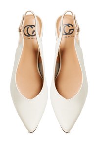 Klassiset valkoiset slingback-kengät, joissa on terävä kärki, sileä patenttinahkapinta ja beige pohja, jossa on logo. Sisältää säädettävän hihnan.