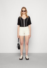 VILA VIMICHELLE V-NECK 2/4 SLEEVE TOP - T-shirt con stampa - blackbirch
