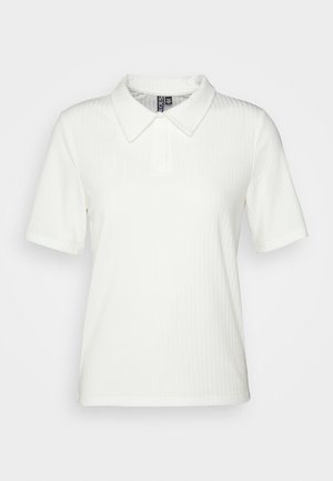 Hvid kortærmet ribstrikket poloshirt med krave og lukning med tre knapper, vist på en ensfarvet hvid baggrund.