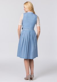 Blaues Kleid mit tailliertem Oberteil, plissiertem Rock und Spitzenärmeln. Es hat einen gebundenen Gürtel in der Taille und ein dezentes Blumenmuster.