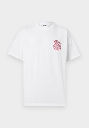 Weißes T-Shirt mit kurzen Ärmeln und kleinem rotem Spiraltext auf der linken Brust mit der Aufschrift "Carhartt WIP" und "Est. 1889" in einem kreisförmigen Design.