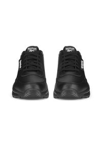 Juodi sportiniai batai su lygiu oda viršuje, raišteliais užsegami, su tekstūruotu guminiu padu ir baltais logotipo akcentais ant liežuvėlio ir šono.