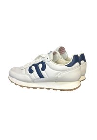 Scarpe sportive bianche con dettagli blu navy, materiale in pelle e tessuto, punta rotonda, superficie strutturata e suola in gomma con pattern di trazione.