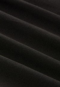 Fekete szövet, látható bordázott textúrával, vízszintes redők sorával és sima felülettel. Egyenletes szín az egész anyagon.