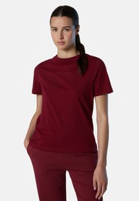Camiseta de manga corta burdeos hecha de algodón suave, con cuello redondo y un pequeño logo "NORTH SAILS" impreso en el pecho.