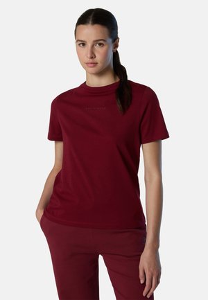 T-shirt a maniche corte color bordeaux, realizzata in morbido cotone, con scollo a girocollo e un piccolo logo "NORTH SAILS" stampato sul petto.