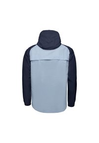 Chaqueta cortavientos de color azul claro y azul marino con capucha, puños elásticos y un diseño en el yugo posterior. Fabricada en un tejido suave y resistente al agua.