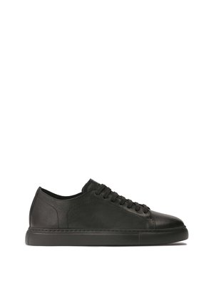 Schwarze Leder-Sneaker mit einem niedrigen Design, abgerundeter Spitze, strukturierten Oberflächen und flacher Gummisohle. Verfügt über schwarze Schnürsenkel und minimale Details.